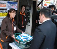 訓練で、爆発物の原材料にもなる商品を大量に購入しようとする客に使用目的を尋ねる店員＝板橋区で