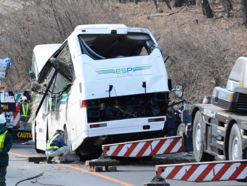 クレーン車で撤去された大型バス=長野県軽井沢町の国道18号碓氷バイパスで2016年1月15日午後1時21分、安元久美子撮影