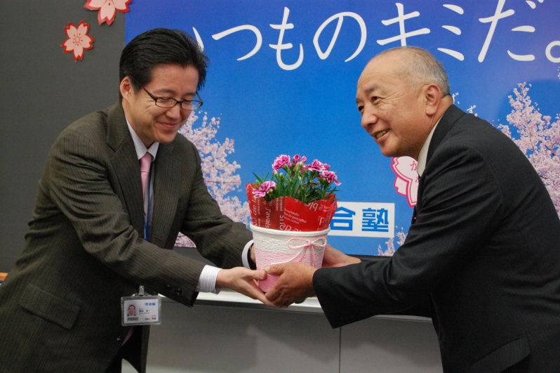 カーネーション 花が落ちにくいから受験生への 応援花 毎日新聞