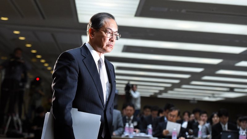 記者会見に臨む東芝の室町正志社長=2015年12月7日、竹内紀臣撮影