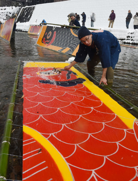 鯉のぼり寒ざらし：雪で水で色彩増す 岐阜・郡上 | 毎日新聞