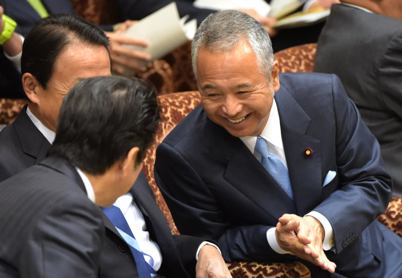 参院決算委員会に臨み、開会前に安倍晋三首相(左手前)の言葉に笑顔を見せる甘利明経済再生担当相=国会内で2016年1月21日午後0時59分、藤井太郎撮影