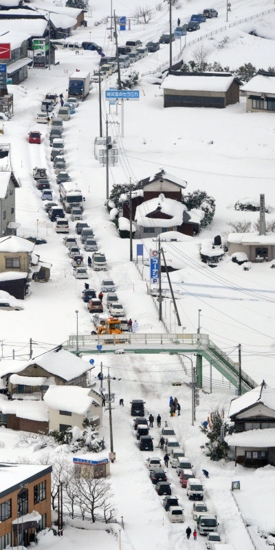鳥取県の国道9号で雪のため立ち往生し渋滞する車の列=2011年1月1日午前、本社ヘリから小関勉撮影