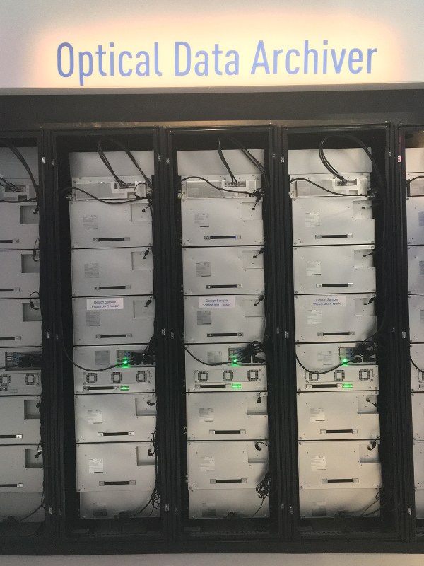 CES会場に展示された「freeze-ray」。外観は無味乾燥なサーバーだが、低消費電力と長期保存の特性を生かし、大切な情報の保存に使われる