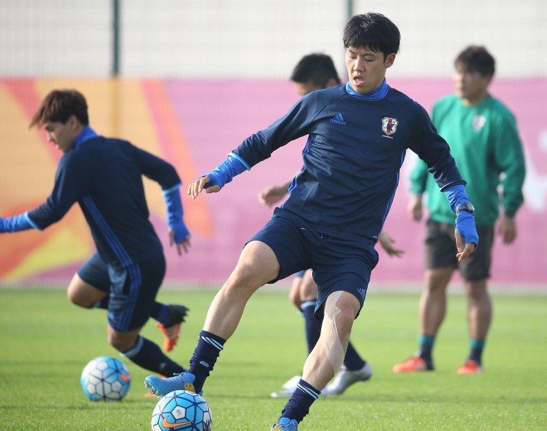 翌日の準決勝に臨み練習する遠藤(手前)、南野(左)ら。右奥は手倉森監督=カタール・ドーハで2016年1月25日、山本晋撮影