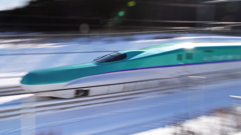 高速で試験走行する北海道新幹線H5系=北海道木古内町で2014年12年19日、手塚耕一郎撮影