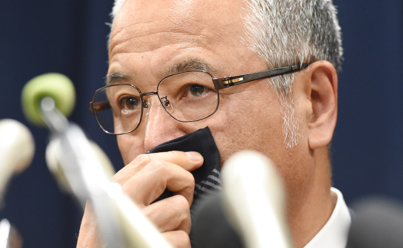 口利き疑惑を受けて記者会見で辞任を表明する甘利明経済再生担当相=東京都千代田区で2016年1月28日午後5時38分、喜屋武真之介撮影