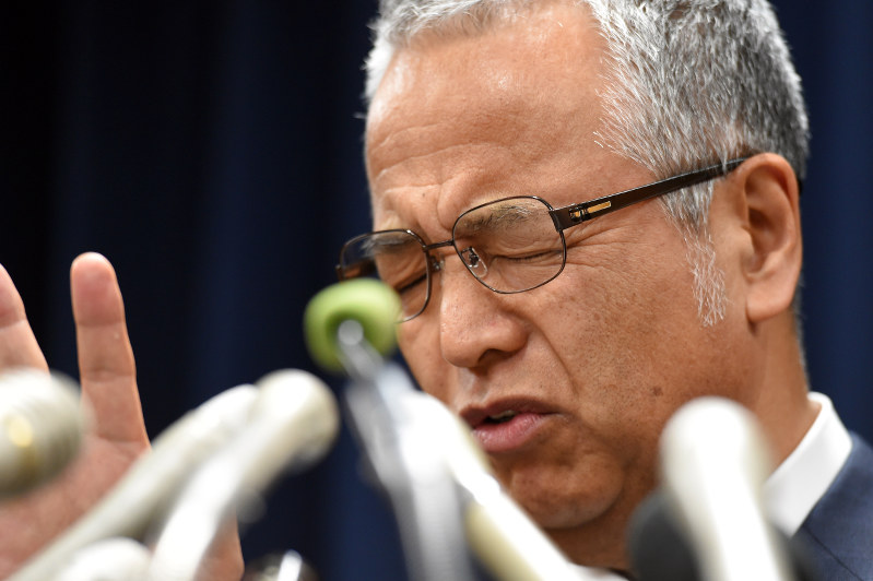 金銭授受疑惑を受けて開いた記者会見で、厳しい表情を見せる甘利明経済再生担当相=東京都千代田区で2016年1月28日午後5時、喜屋武真之介撮影