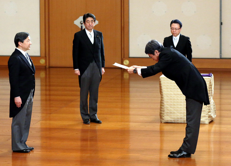 皇太子さまから認証を受ける石原伸晃経済再生担当相(右)中央は安倍晋三首相=皇居・宮殿「松の間」で2016年1月28日午後7時51分(代表撮影)