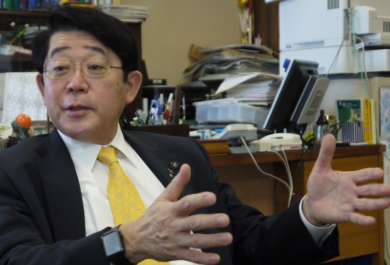 インタビューに答える浦安市の松崎秀樹市長=浦安市役所で2016年1月20日、小林多美子撮影