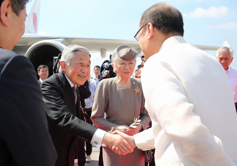 天皇、皇后両陛下：フィリピン訪問から帰国 [写真特集5/15] | 毎日新聞