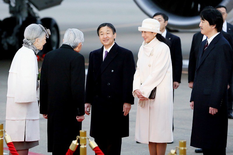 天皇、皇后両陛下：フィリピン訪問から帰国 [写真特集14/15] | 毎日新聞