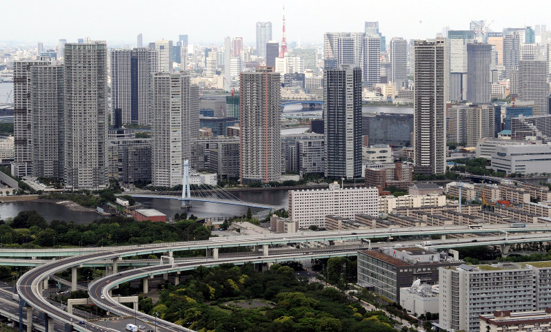 東京・湾岸エリアの高層マンション群=2015年5月24日