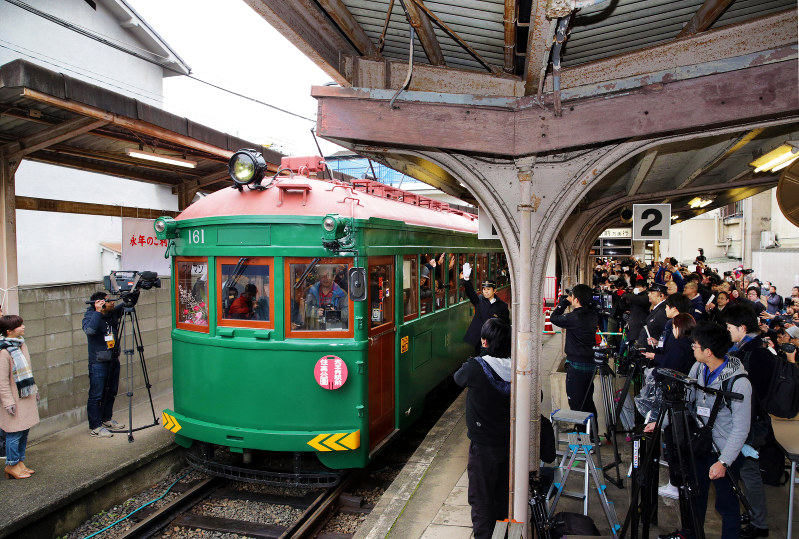多くの市民や鉄道ファンに見守られながら阪堺電車住吉公園駅を出発する最終電車=大阪市住吉区で2016年1月30日午前8時42分、幾島健太郎撮影