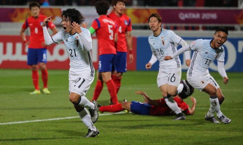 【日本−韓国】後半、矢島(手前左)が同点ゴールを決める=カタール・ドーハで2016年1月30日、山本晋撮影