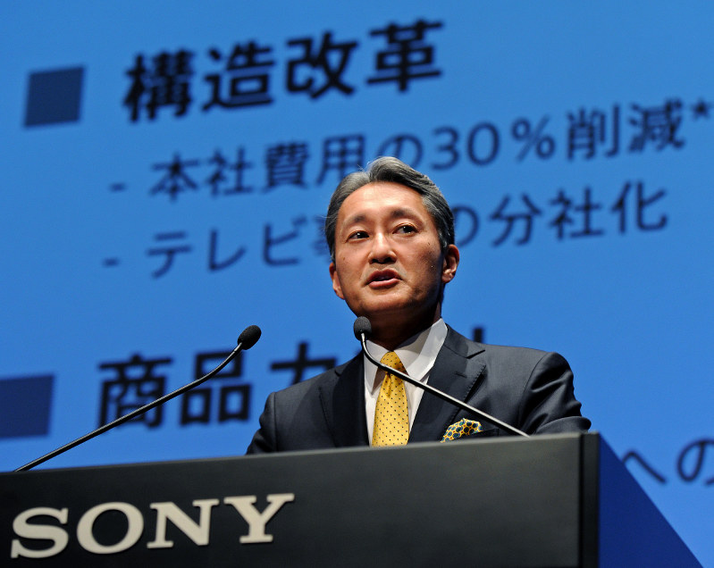2015年2月の経営方針説明会で、構造改革について話すソニーの平井一夫社長=竹内幹撮影