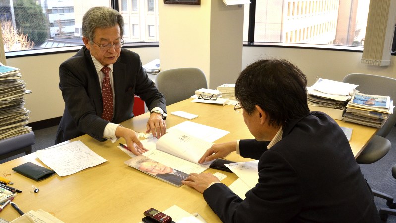 NPO法人「広報駆け込み寺」代表の三隅説夫さん。手前は今沢真・経済プレミア編集長