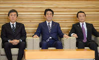 閣議に臨む安倍晋三首相（中央）ら＝首相官邸で２０１６年２月２日午前９時３２分、望月亮一撮影