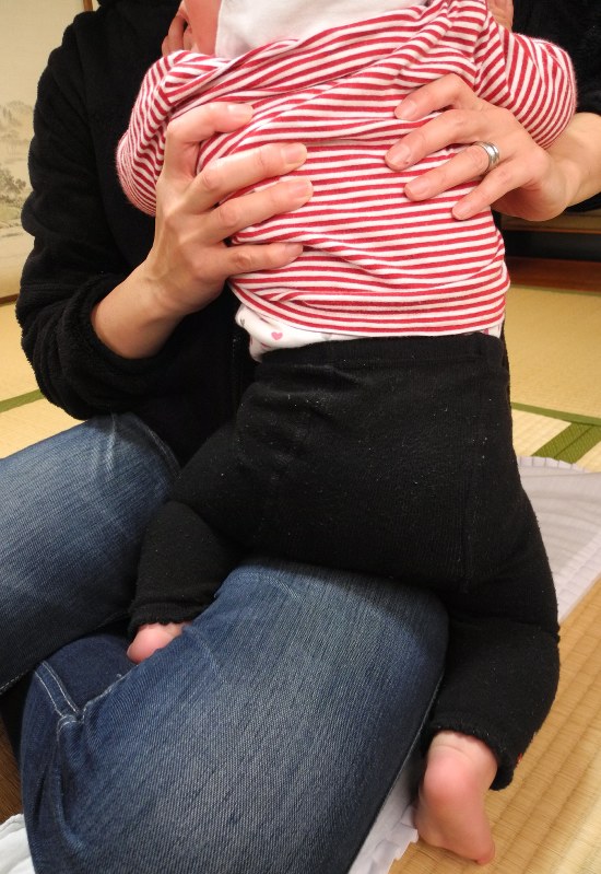凍結保存した卵子を使って授かった女の子を抱く女性=2016年1月19日
