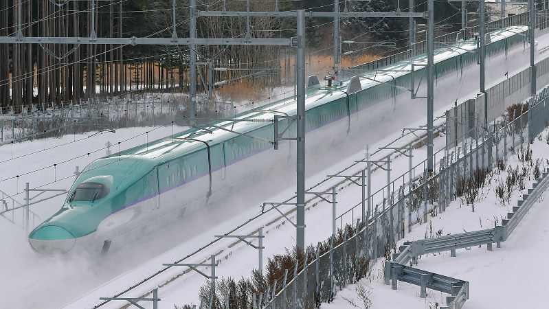試験走行する北海道新幹線H5系車両=北海道木古内町で2014年12月、手塚耕一郎撮影