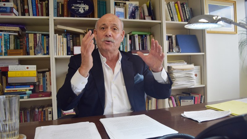 インタビューに答える「限界費用ゼロ社会」の著者、ジェレミー・リフキン氏=ワシントン近郊で清水憲司撮影