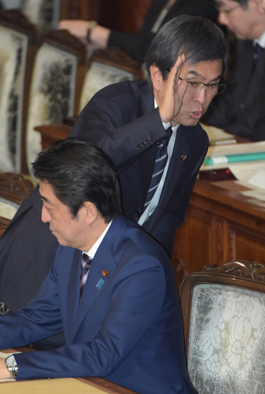 衆院本会議で経済に関して発言するため、挙手して登壇する石原伸晃経済再生担当相。手前は安倍晋三首相=国会内で2016年2月2日午後1時2分、藤井太郎撮影