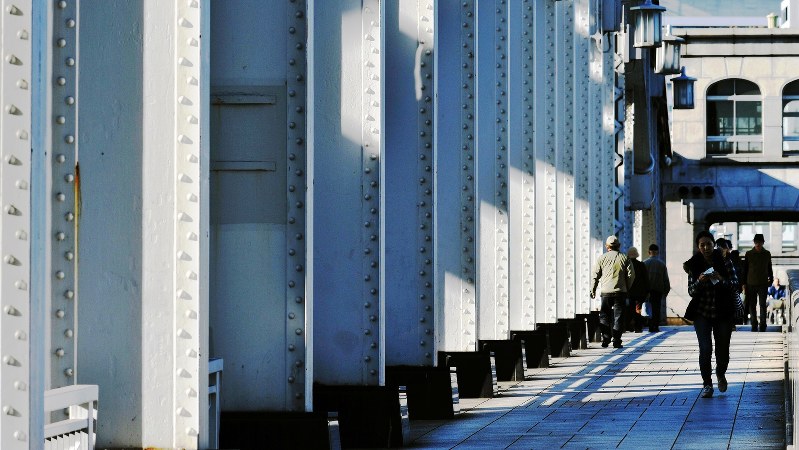 東京・勝鬨橋で関口純撮影