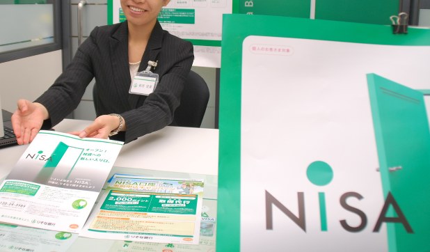 NISAの特徴を説明する銀行員=2013年10月、宇都宮裕一撮影