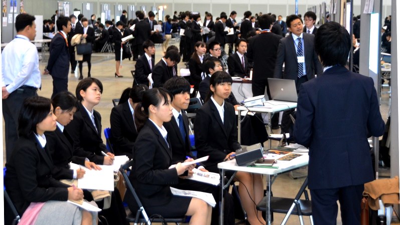 企業説明会で話を聞く学生たち