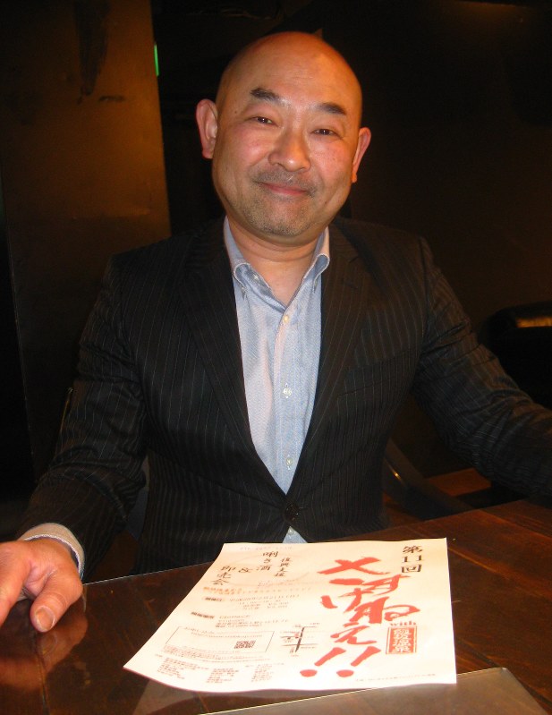 「大震災後も福島県の日本酒を守ろうと奮闘する、造り手たちの情熱を伝えたい」と語る橘内賢哉さん=夫彰子撮影