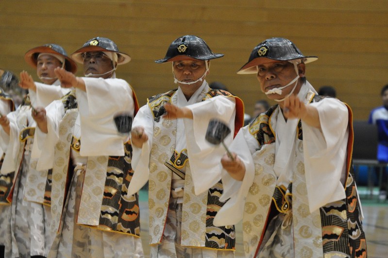 2016つくば体操フェスティバルで、相馬流山踊りを披露する、福島県双葉町の人たち=茨城県つくば市のつくばカピオで、2016年2月6日、庭木茂視撮影