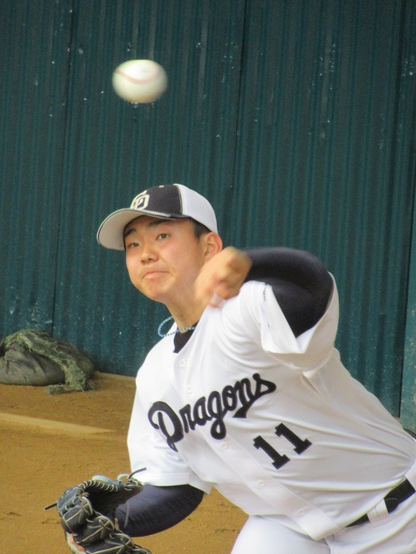 初めてブルペン入りしたドラフト1位ルーキーの小笠原=沖縄県北谷町で、2016年2月6日、岸本悠撮影