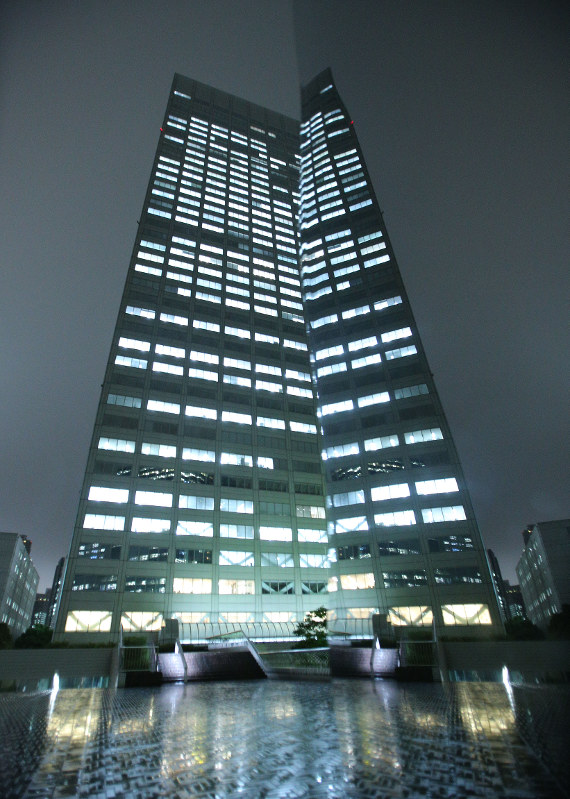 東芝本社のビル。右はオブジェの鏡面=2015年9月、後藤由耶撮影