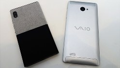 ウィンドウズ１０モバイルを搭載している「ニュアンス ネオ」（左）と「バイオ フォーン ビズ」