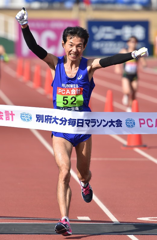 視覚障害者の部男子で優勝した岡村正広=大分市営陸上競技場で2016年2月7日、須賀川理撮影