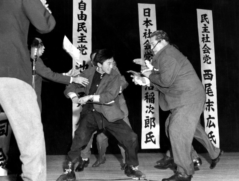 演説中、右翼少年に短刀で刺された浅沼稲次郎・社会党委員長=東京・日比谷公会堂で1960年10月12日、長尾靖撮影