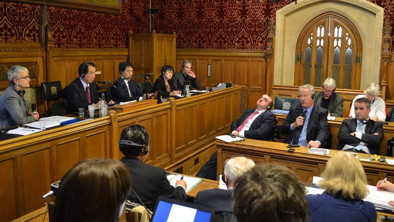 英議会の一室で開かれた原発を考える集会=2016年1月28日、坂井隆之撮影