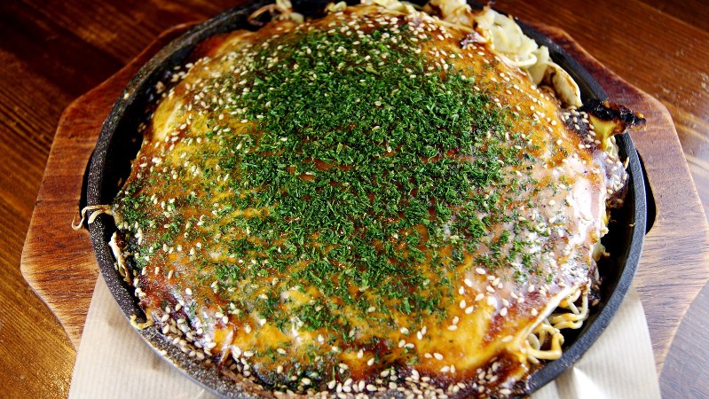 本場の味を再現した「生麺広島お好み焼き」(890円税別)
