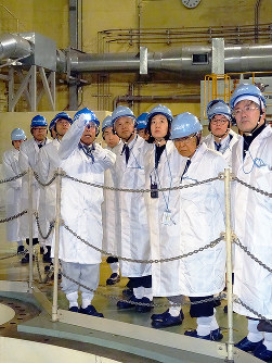 日本原子力研究開発機構の職員から高速増殖原型炉もんじゅについて説明を受ける文部科学省の有識者検討会の有馬朗人座長（前列右から２人目）ら＝福井県敦賀市のもんじゅ構内で、斎藤広子撮影