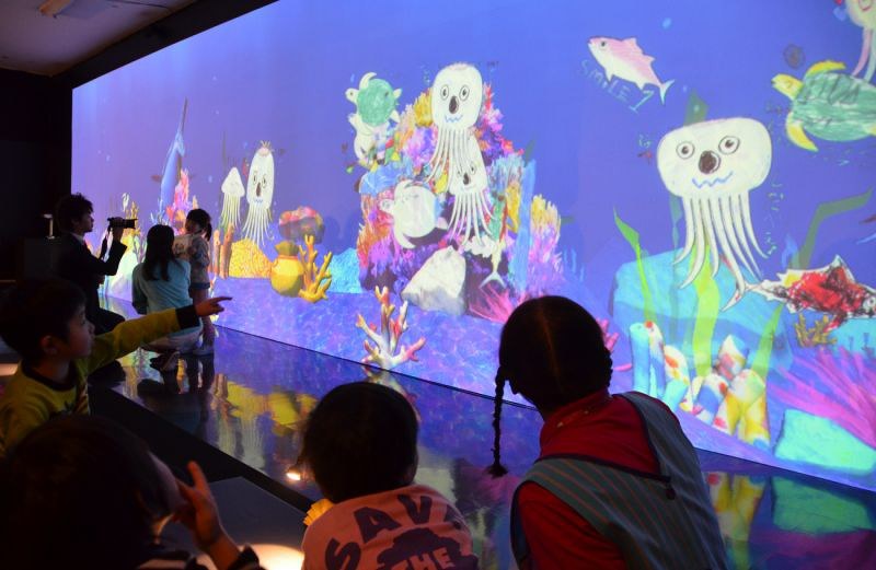 お絵かき水族館 不思議 塗り絵した魚が海を泳ぐ 青森 写真特集3 3 毎日新聞