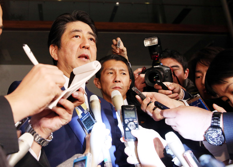 北朝鮮への独自制裁を決め、記者団に囲まれ話す安倍晋三首相=首相官邸で2016年2月10日午後6時23分、小川昌宏撮影