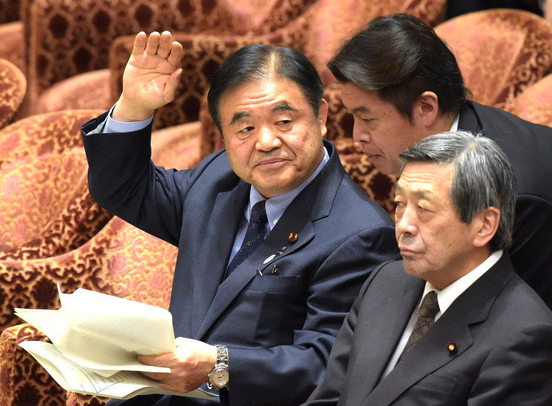 衆院予算委員会で今井雅人維新の党幹事長の質問への答弁のため、秘書官の言葉を聞きながら挙手する遠藤利明五輪担当相(中央)=国会内で2016年2月10日午後2時35分、藤井太郎撮影
