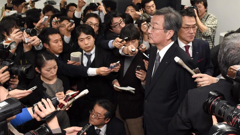 決算会見終了後、報道陣に囲まれるシャープの高橋興三社長=2016年2月4日、竹内紀臣撮影