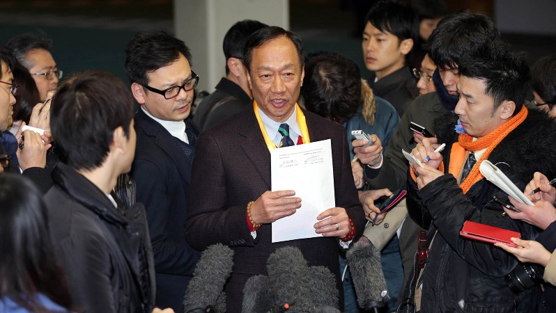 シャープとの協議を終え、取材を受ける鴻海精密工業の郭台銘会長=2016年2月5日、幾島健太郎撮影