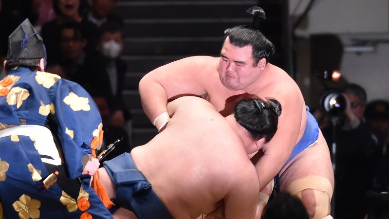 突き落としで豪栄道を破り、優勝を決めた琴奨菊(右)=東京・両国国技館で2016年1月24日、竹内幹撮影