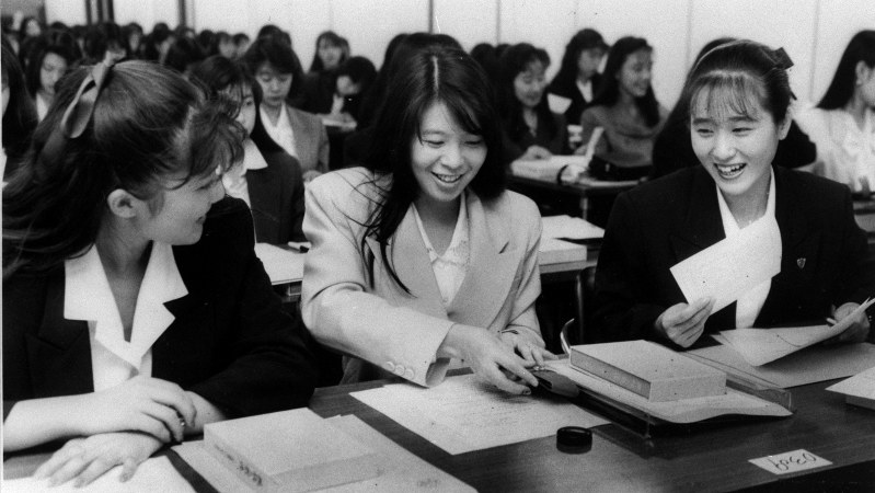 就職内定式に出席する女子学生=バブル経済真っ盛りの1989年10月撮影