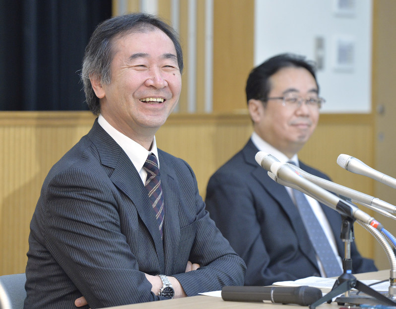 重力波初観測を受け、感想を述べる梶田隆章・東大宇宙線研究所長(左)=千葉県柏市の同研究所で2016年2月12日午前9時13分、猪飼健史撮影