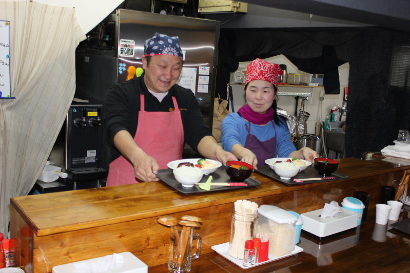 試食を盆に並べる江本さん(左)と浜砂さん=福岡県行橋市中央で2016年2月8日、山本紀子撮影