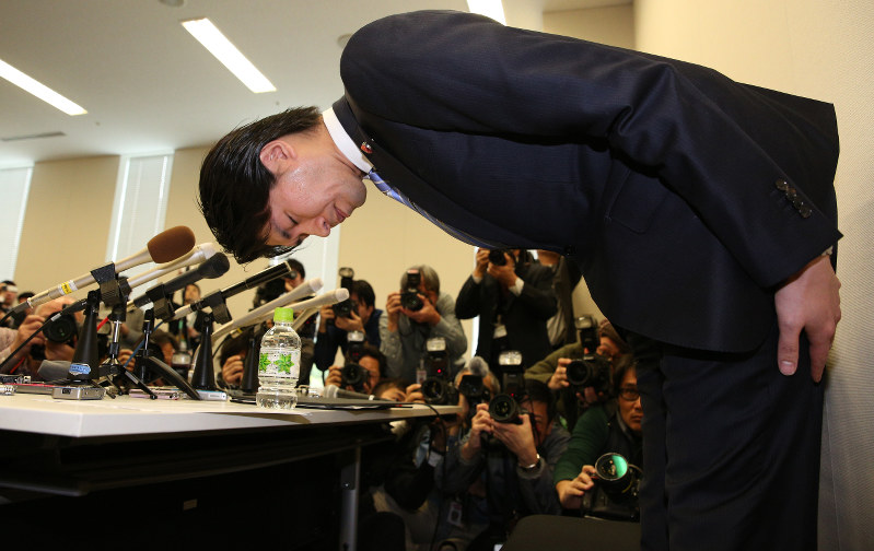 記者会見で謝罪し頭を下げる自民党の宮崎謙介衆院議員=東京都千代田区の衆院第2議員会館で2016年2月12日午前11時1分、後藤由耶撮影