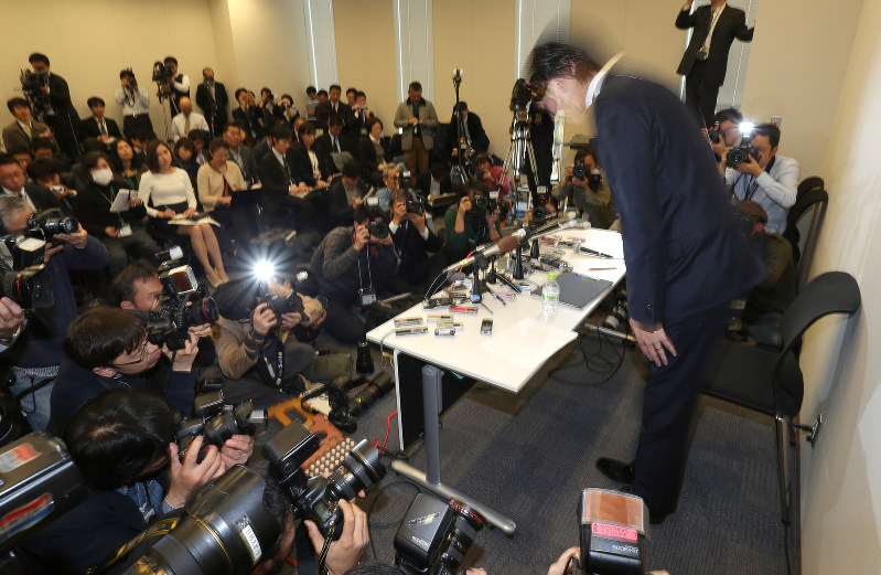 不倫報道に関しての記者会見で報道陣に向けて頭を下げる自民党の宮崎謙介衆院議員=東京都千代田区の衆院第2議員会館で2016年2月12日午前11時44分、後藤由耶撮影